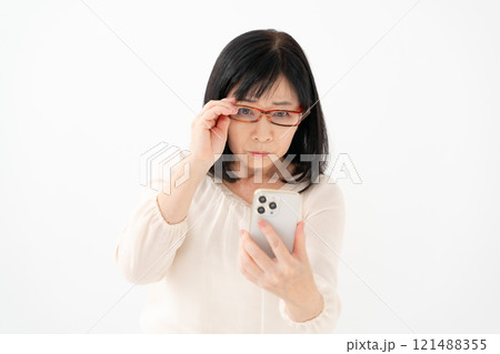 女性 シニア スマホ 老眼 女性 シニア スマホ 老眼 121488355
