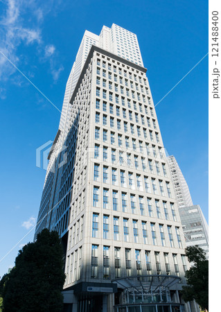 山王パークタワー　NTTドコモ本社　冬晴れの青空　東京都千代田区永田町2丁目 121488400