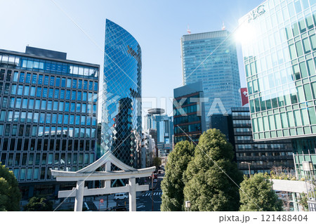 山王下（日枝神社入口）交差点からTBS方面の景色　冬晴れの青空　東京都千代田区永田町2丁目 121488404