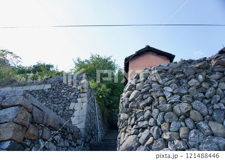 瀬戸内海の離島の小道（香川県の高見島）2 121488446