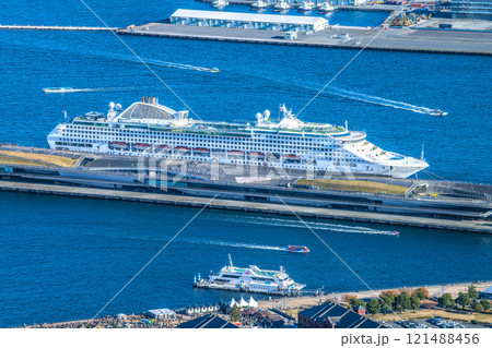 日本の横浜都市景観 行き交う船舶…大さん橋やワールド号、スカイダック、マリンルージュなどを望む… 日本の横浜都市景観 行き交う船舶…大さん橋やワールド号、スカイダック、マリンルージュなどを望む… 121488456