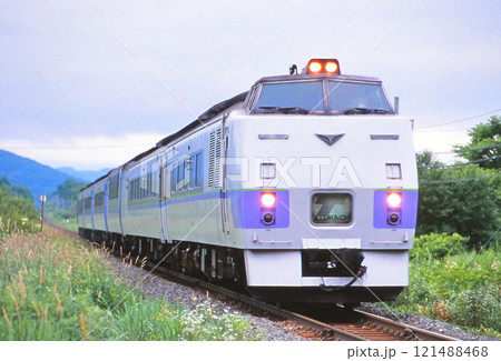 根室本線を走る特急とかち号 121488468