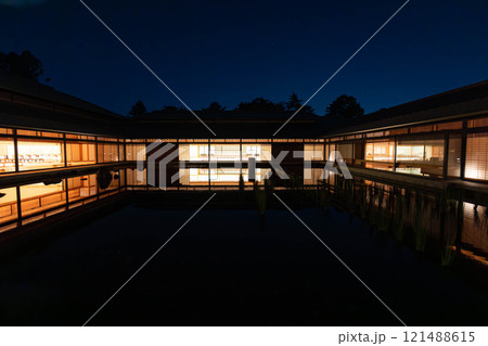 京都迎賓館の池と建築 121488615