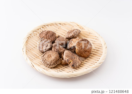 竹ざるに載った干し椎茸（どんこ） 121488648