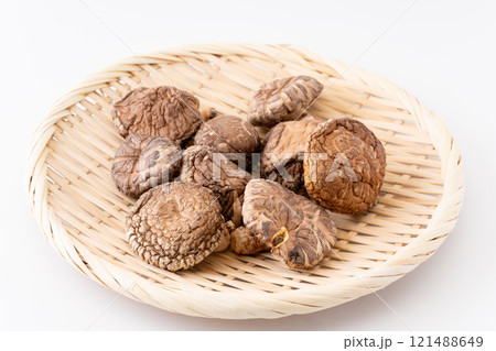 竹ざるに載った干し椎茸(どんこ) 竹ざるに載った干し椎茸(どんこ) 121488649