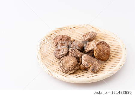 竹ざるに載った干し椎茸（どんこ） 121488650