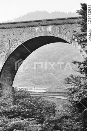 碓井第三橋梁の横を走る普通列車 碓井第三橋梁の横を走る普通列車 121488983