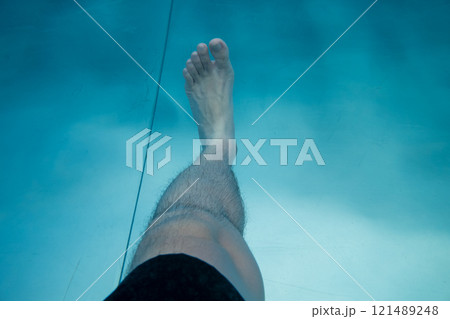 プールに入った40代男性の足 121489248