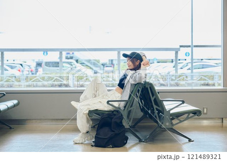 空港で待つY2Kファッションの女性 空港で待つY2Kファッションの女性 121489321