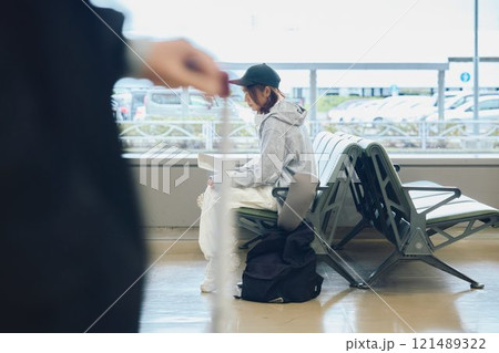 空港で待つY2Kファッションの女性 空港で待つY2Kファッションの女性 121489322