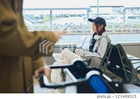 空港で待つY2Kファッションの女性 121489325