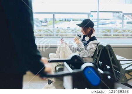 空港で待つY2Kファッションの女性 121489328