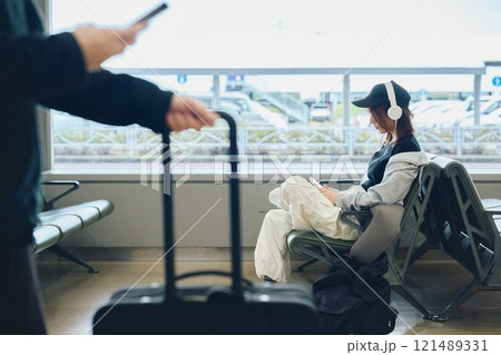 空港で待つY2Kファッションの女性 空港で待つY2Kファッションの女性 121489331