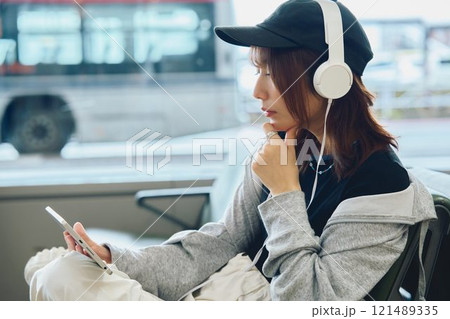 空港で待つY2Kファッションの女性 121489335