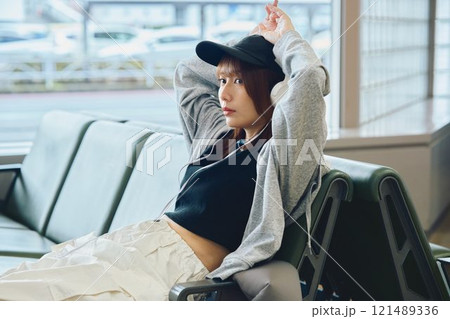 空港で待つY2Kファッションの女性 121489336