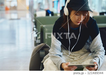 空港で待つY2Kファッションの女性 121489344