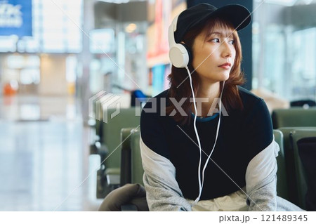空港で待つY2Kファッションの女性 121489345