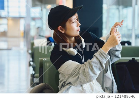 空港で待つY2Kファッションの女性 121489346