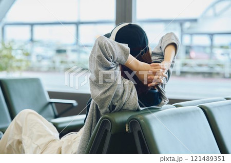 空港で待つY2Kファッションの女性 空港で待つY2Kファッションの女性 121489351