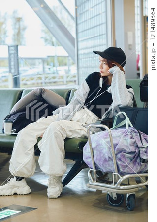 空港で待つY2Kファッションの女性 121489364