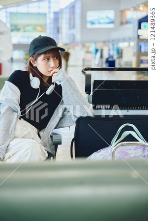 空港で待つY2Kファッションの女性 121489365