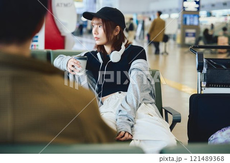 空港で待つY2Kファッションの女性 空港で待つY2Kファッションの女性 121489368