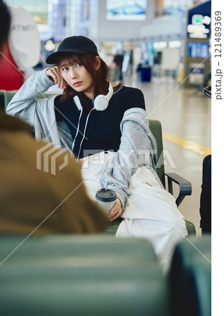 空港で待つY2Kファッションの女性 121489369