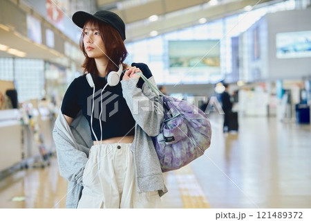 空港で歩くY2Kファッションの女性 121489372
