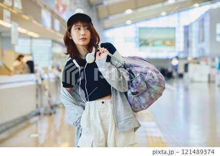 空港で歩くY2Kファッションの女性 121489374