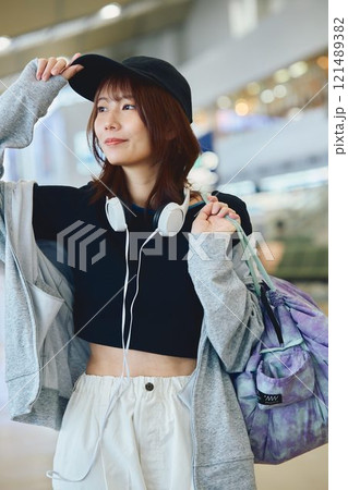 空港で待つY2Kファッションの女性 121489382