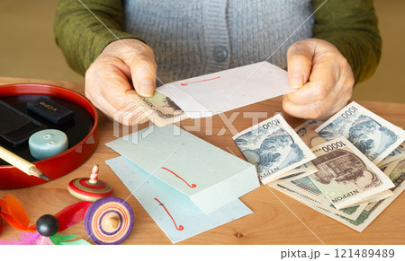 お年玉を準備する高齢者　孫のお年玉を用意するおばあちゃん　年金からお年玉を捻出 121489489