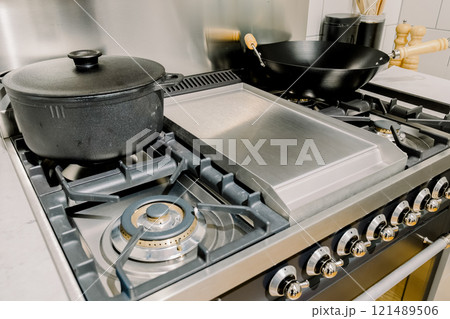 モダンなキッチンのガスコンロと調理器具 121489506