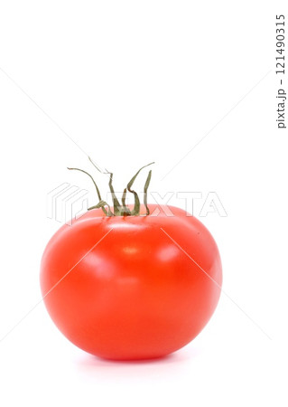 中くらいのサイズのトマト　丸ごと1個　明るい背景 121490315