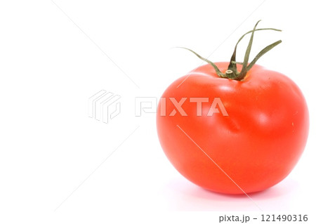 中くらいのサイズのトマト　丸ごと1個　明るい背景 121490316