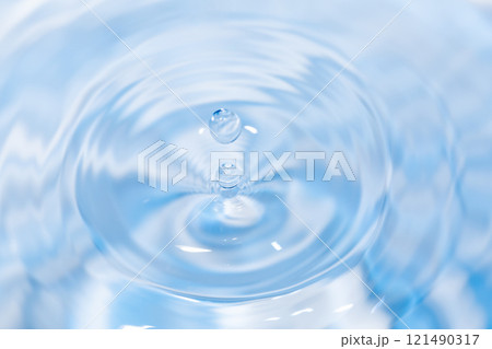 水面に落ちる水滴. 121490317