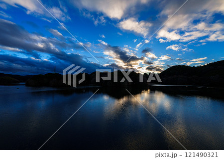 真冬の布目ダム日没からブルーアワーまでの夕空と美しい湖面のリフレクション② 真冬の布目ダム日没からブルーアワーまでの夕空と美しい湖面のリフレクション② 121490321