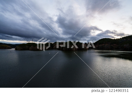 真冬の布目ダム日没からブルーアワーまでの夕空と美しい湖面のリフレクション㉜ 真冬の布目ダム日没からブルーアワーまでの夕空と美しい湖面のリフレクション㉜ 121490351