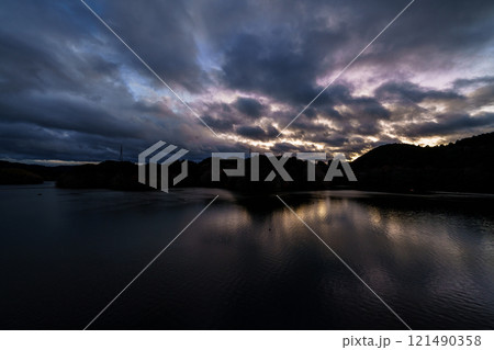 真冬の布目ダム日没からブルーアワーまでの夕空と美しい湖面のリフレクション㊴ 121490358