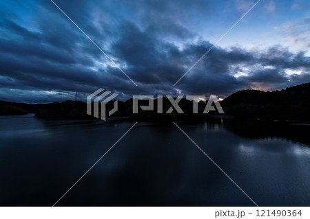 真冬の布目ダム日没からブルーアワーまでの夕空と美しい湖面のリフレクション㊺ 121490364