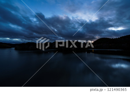 真冬の布目ダム日没からブルーアワーまでの夕空と美しい湖面のリフレクション㊻ 121490365