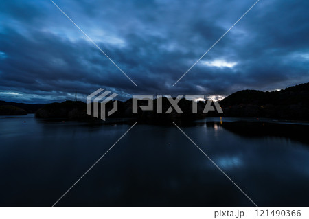 真冬の布目ダム日没からブルーアワーまでの夕空と美しい湖面のリフレクション㊼ 121490366