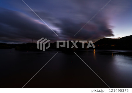真冬の布目ダム日没からブルーアワーまでの夕空と美しい湖面のリフレクション 54 真冬の布目ダム日没からブルーアワーまでの夕空と美しい湖面のリフレクション 54 121490373