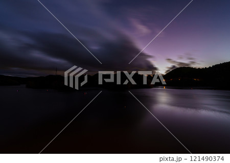 真冬の布目ダム日没からブルーアワーまでの夕空と美しい湖面のリフレクション 55 121490374