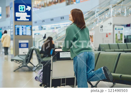 空港で搭乗を待つこれから一人旅に出かける女性 121490503