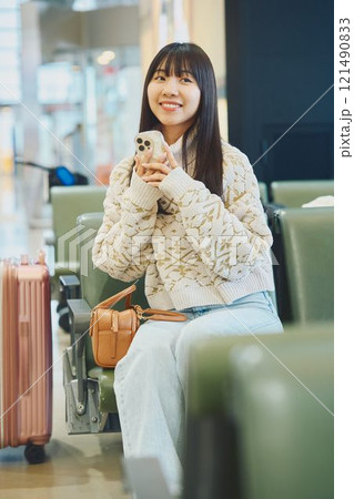 旅に出かけるのを楽しみに待つ女性 旅に出かけるのを楽しみに待つ女性 121490833