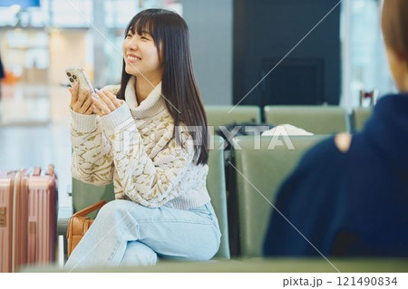 旅に出かけるのを楽しみに待つ女性 旅に出かけるのを楽しみに待つ女性 121490834