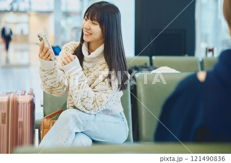 旅に出かけるのを楽しみに待つ女性 121490836