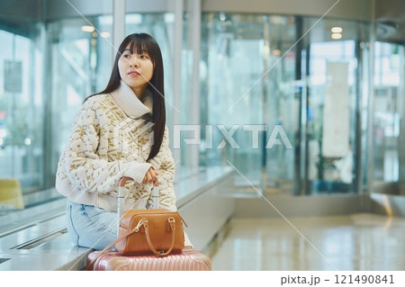 空港ロビーにいるこれから一人旅に出かける女性 空港ロビーにいるこれから一人旅に出かける女性 121490841