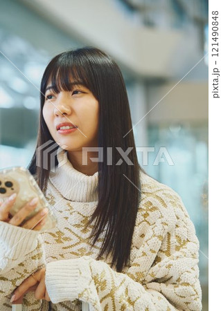 スマホを見て嫌な顔をする女性 121490848
