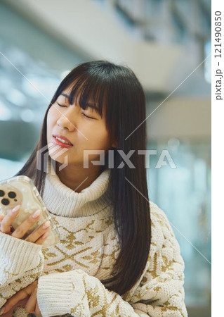 スマホを見て嫌な顔をする女性 121490850